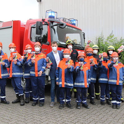 Bild vergr��ern: Im August unterst�tzte B�rgermeister Gieseler eine Werbeaktion der Jugendfeuerwehr der Gemeinde Wilnsdorf.