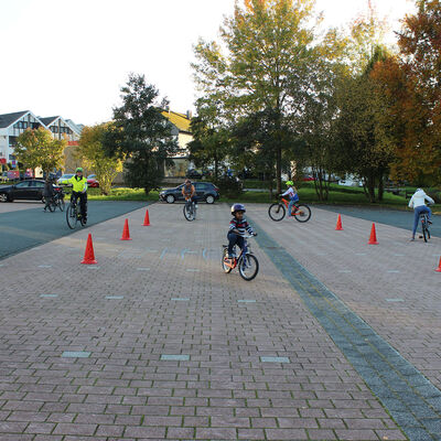Bild vergr��ern: Auf dem gro�z�gigen Parkplatzgel�nde vor Bruno Kleine in Wilnsdorf hatten die Teilnehmer des Fahrradkurses viel Platz zum �ben.