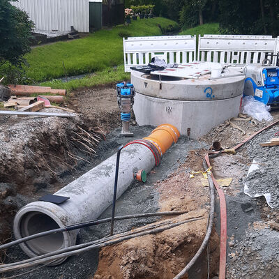 Bild vergr��ern: An den Niederschlagswasserkanal der Ortsdurchfahrt Wilden wurden zwei Filter angeschlossen, hier auf H�he der Feuerwehrzufahrt, die in diesem Zuge auch eine asphaltierte Stra�endecke bekam.