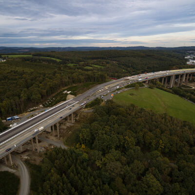 Bild vergr��ern: Das erste Teilbauwerk der Talbr�cke Rinsdorf kann bald den Verkehr aufnehmen.