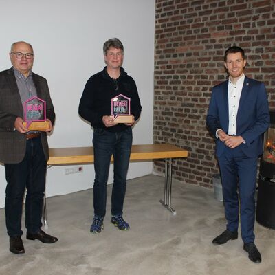 Bild vergr��ern: Die Preistr�ger des Wilnsdorfer Heimat-Preises, v.l.: Karl Stahl, Rentnerband Gernsdorf (2. Platz, Preisgeld: 2.000 Euro) und Ludger Neef, B�rgerverein Flammersbach e.V. (1. Platz, Preisgeld: 3.000 Euro) zusammen mit Wilnsdorfs B�rgermeister Hannes Gieseler.
