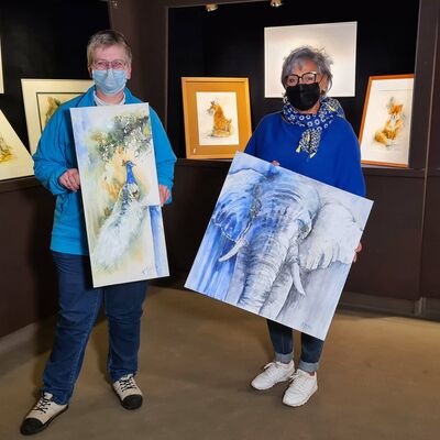 Bild vergr��ern: Die Wilnsdorfer K�nstlerin Regina Hruby (r.) pr�sentiert in der neuen Sonderausstellung des Muse-ums Wilnsdorf "Tierische Vielfalt in Aquarell", hier zusammen mit Museumsleiterin Dr. Corinna Nauck.