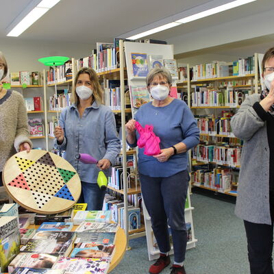 Bild vergr��ern: Das Bibliotheks-Team freut sich �ber den Start der Bibliothek der Dinge.
