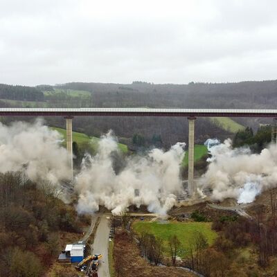Bild vergr��ern: Die Sprengung der Talbr�cke Rinsdorf im Zeitraffer