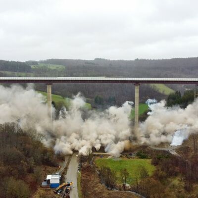 Bild vergr��ern: Die Sprengung der Talbr�cke Rinsdorf im Zeitraffer