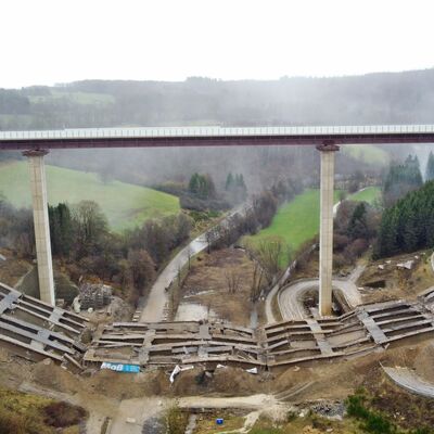 Bild vergr��ern: Die Sprengung der Talbr�cke Rinsdorf im Zeitraffer