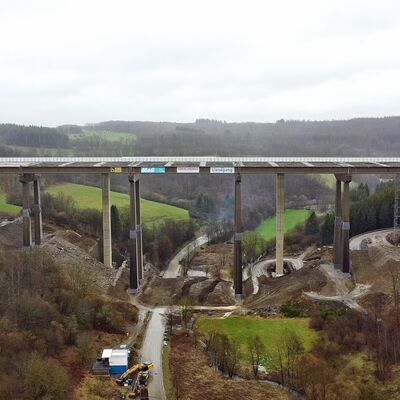 Bild vergr��ern: Die Sprengung der Talbr�cke Rinsdorf im Zeitraffer