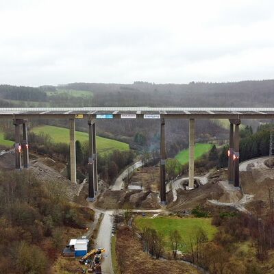 Bild vergr��ern: Die Sprengung der Talbr�cke Rinsdorf im Zeitraffer