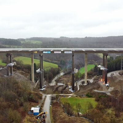 Bild vergr��ern: Die Sprengung der Talbr�cke Rinsdorf im Zeitraffer