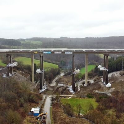 Bild vergr��ern: Die Sprengung der Talbr�cke Rinsdorf im Zeitraffer