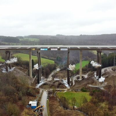 Bild vergr��ern: Die Sprengung der Talbr�cke Rinsdorf im Zeitraffer