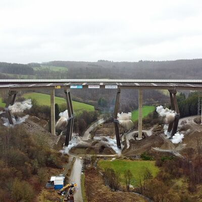 Bild vergr��ern: Die Sprengung der Talbr�cke Rinsdorf im Zeitraffer