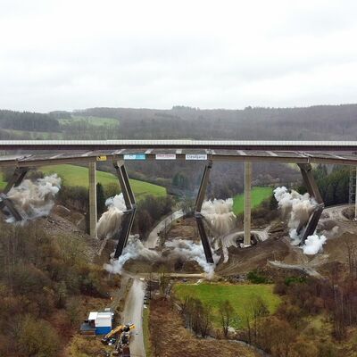 Bild vergr��ern: Die Sprengung der Talbr�cke Rinsdorf im Zeitraffer