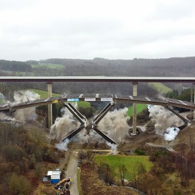 Bild vergr��ern: Die Sprengung der Talbr�cke Rinsdorf im Zeitraffer