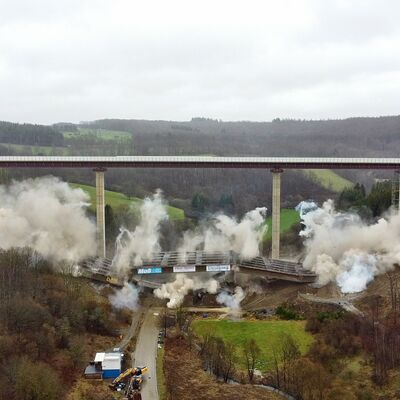 Bild vergr��ern: Die Sprengung der Talbr�cke Rinsdorf im Zeitraffer