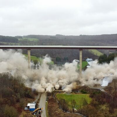 Bild vergr��ern: Die Sprengung der Talbr�cke Rinsdorf im Zeitraffer