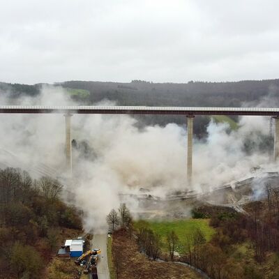 Bild vergr��ern: Die Sprengung der Talbr�cke Rinsdorf im Zeitraffer