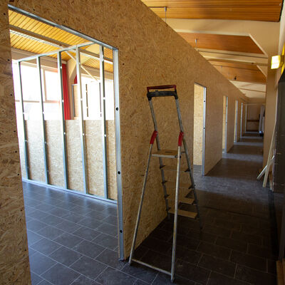 Bild vergr��ern: Seit gestern wird das B�rgerhaus Rinsdorf umgebaut, damit hier Gefl�chtete ein sicheres Obdach finden.