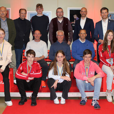 Bild vergr��ern: Sportlerehrung der Gemeinde Wilnsdorf: (hintere Reihe, v.l.) Ottmar Haardt (Kreissportbund), Reinhard R�bsamen (Gemeindesportverband Wilnsdorf), Laurenz Giebeler, J�rg
Zahlmann, Tillmann Reusch (Sparkasse Siegen) und B�rgermeister Hannes Gieseler; (mittlere Reihe) Burkhard Krumm, Reinhard Sieblitz und Carsten Boller; (vordere Reihe) Hanna Br�uer, Janne Westphal, Finja Jost, Moritz Reinsch und Marie Ax.