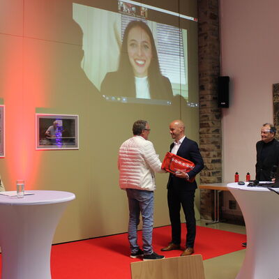 Bild vergr��ern: Die Gernsdorfer Handballspielerin Johanna Stockschl�der wurde per Videoanruf in die Festhalle geschaltet. Ihr Vater nahm ihre Pr�sente stellvertretend entgegen.