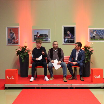 Bild vergr��ern: Stellvertretend f�r ihre Teams vom Tennis-Club Wilgersdorf nahmen Laurenz Giebeler und J�rg Zahlmann auf der Interview-Bank Platz.