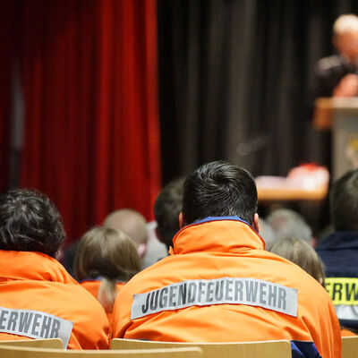 Bild vergr��ern: Auch Mitglieder der Jugendfeuerwehr waren anwesend.