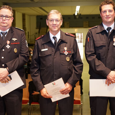 Bild vergr��ern: Mit dem Feuerwehrehrenzeichen in Silber f�r 25-j�hrige aktive Mitgliedschaft wurden ausgezeichnet: Meinolf Buschmann (Anzhausen), Dennis Wunderlich (Niederdielfen), Torsten Wertebach (Niederdielfen), Sascha Rohracker (Wilden), Sebastian Br�nning (Flammersbach).
