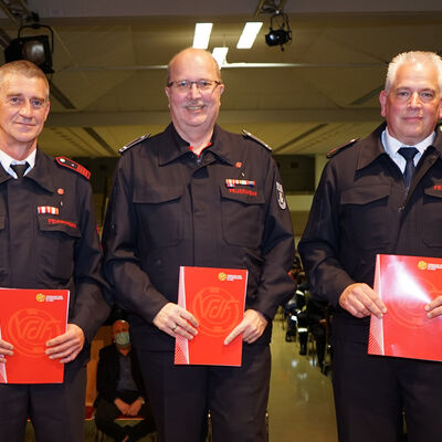 Bild vergr��ern: F�r die 40-j�hrige Mitgliedschaft wurden geehrt: Michael Schirmer (Anzhausen), Henning Luban (Niederdielfen), Sascha Karl (Niederdielfen).