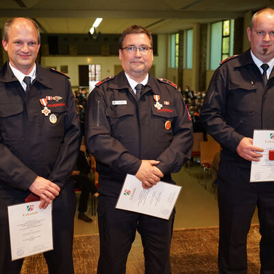 Bild vergr��ern: Das Feuerwehrehrenzeichen in Gold f�r 35-j�hrige Mitgliedschaft wurde verliehen an: Jochen Dax (Wilden), Peter Weisgerber (Gernsdorf), Sven Bandoss (Flammersbach), Mirko Fuchs (Anzhausen), Andre Brachth�user (Wilgersdorf).