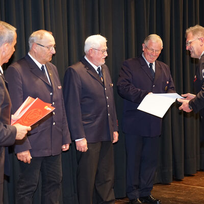 Bild vergr��ern: F�r die 60-j�hrige Mitgliedschaft wurden geehrt: Reinhold Withake (Rudersdorf), Manfred Kringe (Rudersdorf), G�nther B�denbender (Rudersdorf), Rudi Schneider (Gernsdorf).