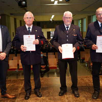 Bild vergr��ern: F�r die 60-j�hrige Mitgliedschaft wurden geehrt: Reinhold Withake (Rudersdorf), Manfred Kringe (Rudersdorf), G�nther B�denbender (Rudersdorf), Rudi Schneider (Gernsdorf).