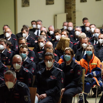 Bild vergr��ern: An dieser Stelle sagen wir herzlich DANKE an alle Mitglieder der Freiwilligen Feuerwehr der Gemeinde Wilnsdorf, die Tag f�r Tag, rund um die Uhr bereit sind, sich f�r die Sicherheit der Wilnsdorfer B�rgerinnen und B�rger einzusetzen.