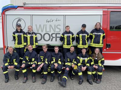 Bild vergr��ern: Zw�lf Nachwuchskr�fte der Freiwilligen Feuerwehr der Gemeinde Wilnsdorf haben k�rzlich ihre Grundausbildung abgeschlossen.