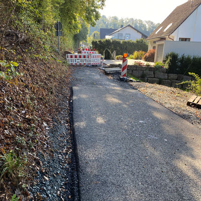 Bild vergr��ern: Auch die Arbeiten am Radweg zwischen Oberdielfen und Niederdielfen n�hern sich ihrem Ende. Das Verbindungsst�ck zwischen den Ortsteilen hat bereits vor einigen Tagen eine neue Tragschicht bekommen.