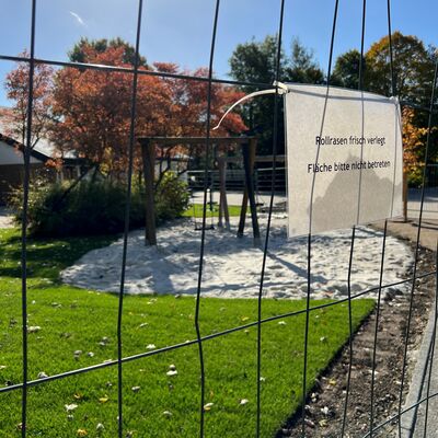 Bild vergr��ern: Auch am neugestalteten Dorfplatz Wilden ist das frische Gr�n der Grund, dass die Spielger�te leider noch nicht genutzt werden k�nnen.