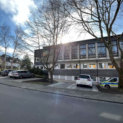 Bild vergr��ern: Um das Autokreiseln auf der Suche nach einem Parkplatz ein wenig zu reduzieren, wurden drei zus�tzliche Parkpl�tze an der Ostseite des Rathauses geschaffen.