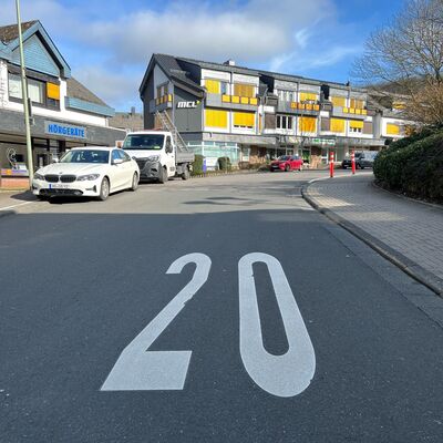 Bild vergr��ern: Auch Tempo 20 wird besser eingehalten, seitdem die Geschwindigkeitsbegrenzung auch auf der Fahrbahn markiert wurde.
