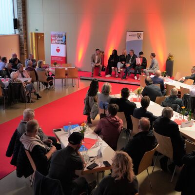 Bild vergr��ern: Sportlerehrung 2023 - Ein gef�llter Saal bei der Sportlerehrung 2023 in Wilnsdorf