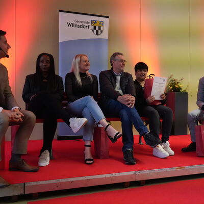 Bild vergr��ern: Sportlerehrung 2023 - Interview mit Handballerinnen Prudence Kinled, Johanna Stockschl�der, Handballer Michael Lerscht