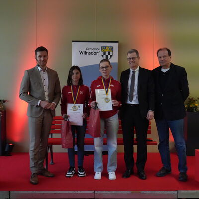 Bild vergr��ern: Sportlerehrung 2023 - Jule Kr�mer, Marie Ax, G�nter Zimmermann, Reinhard R�bsamen