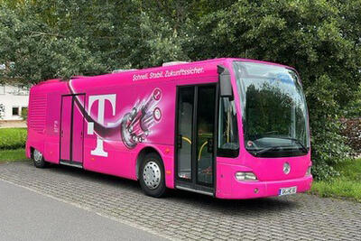 Bild vergr��ern: Im Telekom-Infomobil k�nnen sich Interessierte �ber den kommenden Glasfaserausbau in Anzhausen, Gernsdorf, Rudersdorf und Wilnsdorf informieren.