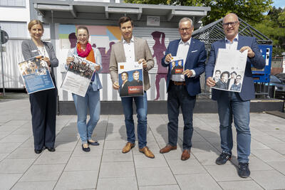 Vorstellung des HaiWi-Kulturprogramms 2023: v.l. Anne Gebers (Sparkasse Siegen), Michaela Diezemann, Hannes Gieseler, Mario Schramm, Andreas Rompf