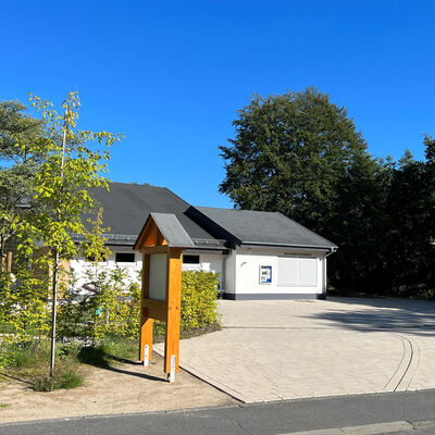 Bild vergr��ern: Jetzt macht den neugestalteten Dorfmittelpunkt eine attraktive und vor allem trittsichere Pflasterfl�che aus, der Kinderspielplatz wirkt viel einladender dank der neugepflanzten Hecke.