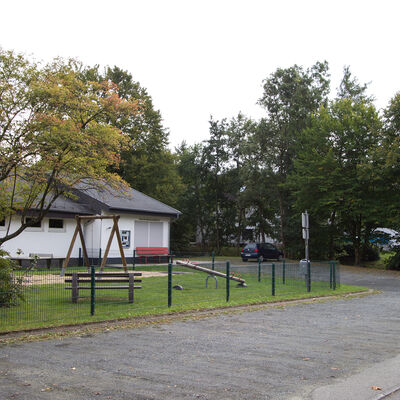 Bild vergr��ern: Noch im Herbst 2021 war der Wildener Dorfplatz eine Schotterfl�che.
