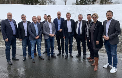 Bild vergr��ern: Die Br�germeisterin und B�rgermeister in Siegen-Wittgenstein setzen gemeinsam mit dem Landrat ein geschlossenes Zeichen gegen Rechtsextremismus.