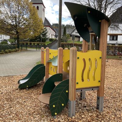 Bild vergr��ern: Neues Wurzelhaus auf dem Spielplatz Gernsdorf