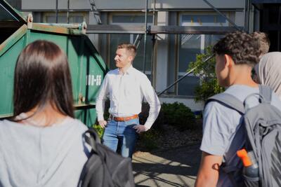 Bild vergr��ern: B�rgermeister Hannes Gieseler begr��t die neuen Ferienjobber vor dem Rathaus