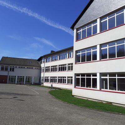 Bild vergr��ern: Schulhof Hauptschule 03 vorher