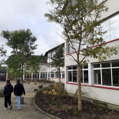 Bild vergr��ern: Schulhof Hauptschule