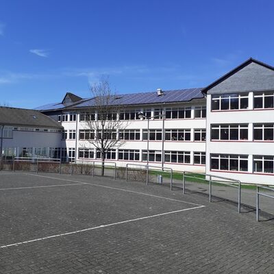 Bild vergr��ern: Schulhof Hauptschule 01 vorher
